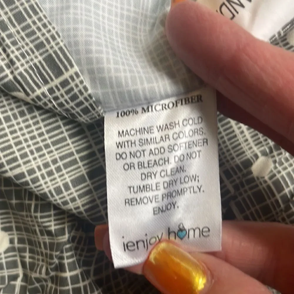 Ienjoyhome Queen duvet cover.  NWOT.  Includes two standard pillowcase shams.